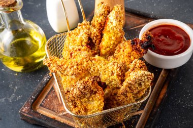 Lezzetli, taze pişmiş tavuk nugget ya da şeritli, altın mısır ekmekli, daha az yağda kızartılmış. Ev yapımı dengeli diyet fast food alternatifi