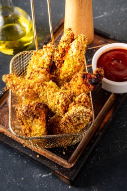 Lezzetli, taze pişmiş tavuk nugget ya da şeritli, altın mısır ekmekli, daha az yağda kızartılmış. Ev yapımı dengeli diyet fast food alternatifi