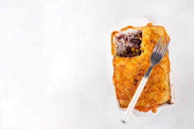 Vegan Sheppard Pasta Tarifi. Geleneksel İngiliz turtası patates püresi, bakla, fasulye ve et yerine mısır. Vegan protein kaynağı, dengeli öğle yemeği ya da akşam yemeği fikri