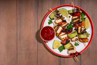 Yaz vegan barbekü tarifi. BBQ sağlıklı dengeli vejetaryen yemeği, ızgara soya peynirli soya kebabı sebzeli şiş, fotokopi alanı