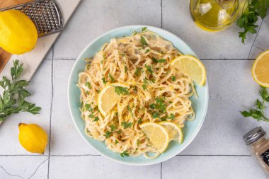 Ev yapımı limonlu biberli makarna, limonlu ve biberli limonlu spagetti, kopyalama alanı.
