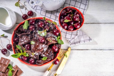 Tatlı çikolatalı vareniki vişneli ve çikolata soslu, şeker tozlu. Geleneksel Ukraynalı, Polonya, Doğu Avrupa pierogi köftesi