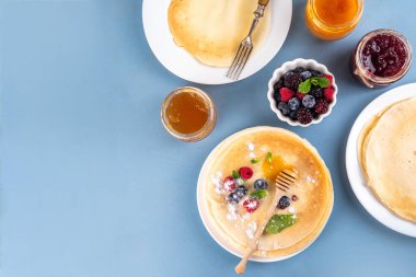 Geleneksel Maslenitsa yemekleri, Doğu Avrupa Slav ince krepleri, çeşitli tatlı soslar, malzemeler ve dolgular - bal, dut, reçel 