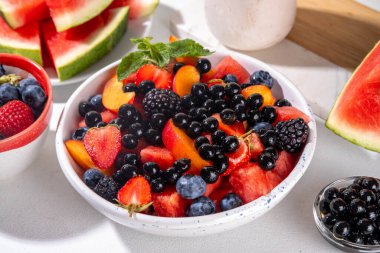 Yaz meyveli salata ve tapyoka incileri. Beyaz masa arkasında karpuz, çilek, yabanmersini ve balonlu çay toplarıyla sağlıklı diyet ferahlatıcı salata fotokopi alanı