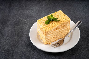 Ev yapımı Napolyon pastası dilimleri, vanilyalı kremalı katmanlı milföy pastası, lezzetli, çatallı servis tabakları, fotokopi alanı.