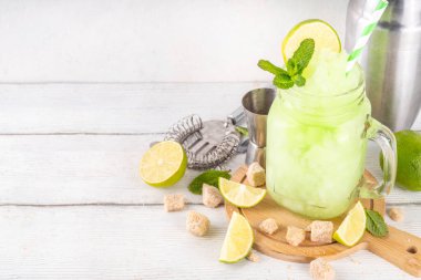 Koyu çikolatalı pasta dilimleri, çikolatalı krema ve çilekli, porsiyonlu tabaklarda, kopyalama alanı