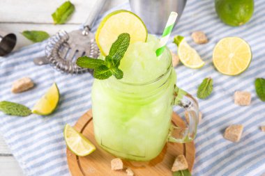 Koyu çikolatalı pasta dilimleri, çikolatalı krema ve çilekli, porsiyonlu tabaklarda, kopyalama alanı