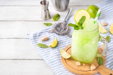 Koyu çikolatalı pasta dilimleri, çikolatalı krema ve çilekli, porsiyonlu tabaklarda, kopyalama alanı