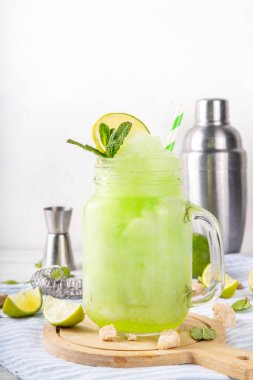 Koyu çikolatalı pasta dilimleri, çikolatalı krema ve çilekli, porsiyonlu tabaklarda, kopyalama alanı