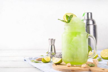 Koyu çikolatalı pasta dilimleri, çikolatalı krema ve çilekli, porsiyonlu tabaklarda, kopyalama alanı