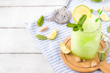 Koyu çikolatalı pasta dilimleri, çikolatalı krema ve çilekli, porsiyonlu tabaklarda, kopyalama alanı