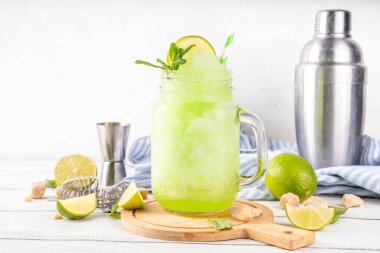 Koyu çikolatalı pasta dilimleri, çikolatalı krema ve çilekli, porsiyonlu tabaklarda, kopyalama alanı