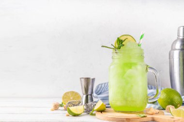 Koyu çikolatalı pasta dilimleri, çikolatalı krema ve çilekli, porsiyonlu tabaklarda, kopyalama alanı