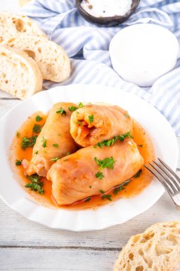 Sıcak kış yemekleri, dengeli Doğu Avrupa yemek tarifi fikirleri, lahana ruloları, dolma lahana yaprakları, et ve sebze dolgulu golubtsi.