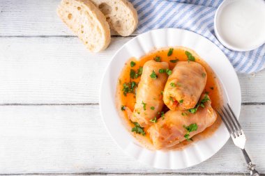 Sıcak kış yemekleri, dengeli Doğu Avrupa yemek tarifi fikirleri, lahana ruloları, dolma lahana yaprakları, et ve sebze dolgulu golubtsi.