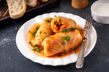 Sıcak kış yemekleri, dengeli Doğu Avrupa yemek tarifi fikirleri, lahana ruloları, dolma lahana yaprakları, et ve sebze dolgulu golubtsi.