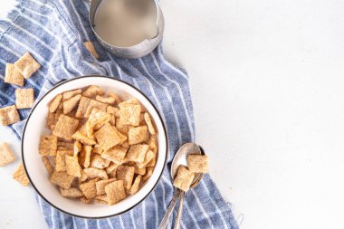 Porsiyonlu kasede sütlü tarçınlı tost karışımı. Tatlı Moda Çıtır Tarçınlı Kahvaltı Gevreği 