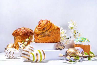 Paskalya arkaplanı kabuklu pandoro pandoro pastası ve renkli Paskalya yumurtaları. Mutlu Paskalya tebrik kartı geçmişi