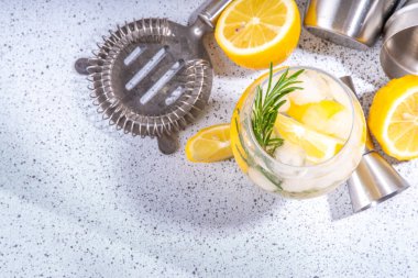 Biberiyeli limonata. Karbonatlı soda, limon dilimleri ve biberiye filizi ile soğuk limonata, beyaz kartonlu arka plan fotokopi alanı