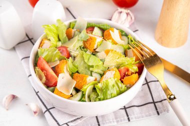 Kızarmış Tavuk Salatası. Çıtır tavuklu salata, taze sebze ve peynir, fotokopi alanı.