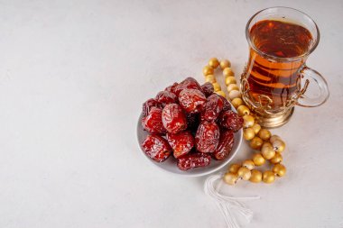 Ramazan Kareem geçmişi, meyveler, çay ve tespihler. Ramazan kutlamaları için fotokopi alanı olan düz arkaplan