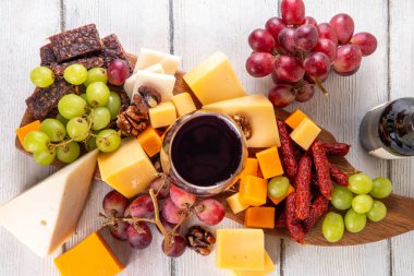 Lezzetli peynir ve kurutulmuş sosis aperatifler şarap, fındık, üzüm, meyve, antipasto brunch atıştırmalığı, fotokopi alanı.