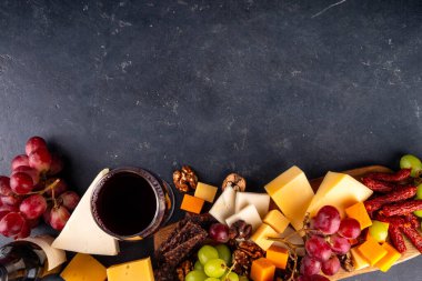 Lezzetli peynir ve kurutulmuş sosis aperatifler şarap, fındık, üzüm, meyve, antipasto brunch atıştırmalığı, fotokopi alanı.