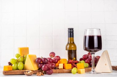 Lezzetli peynir ve kurutulmuş sosis aperatifler şarap, fındık, üzüm, meyve, antipasto brunch atıştırmalığı, fotokopi alanı.