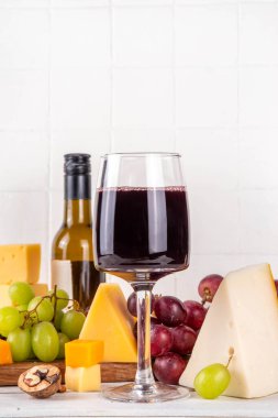 Lezzetli peynir ve kurutulmuş sosis aperatifler şarap, fındık, üzüm, meyve, antipasto brunch atıştırmalığı, fotokopi alanı.