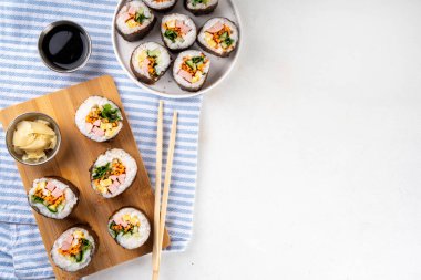 Gimbap veya kimbap, Kore dürümü, geleneksel yemek. Jambon, sebze ve marullu ev yapımı kimbap rulosu.