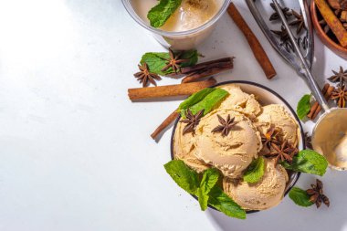 Baharatlı Tayland çayı dondurma topları, baharatlı ve naneli Asya Hint Masala dondurması, Hindistan cevizi kremalı ve Tayland çaylı alternatif vejetaryen soğuk tatlı.