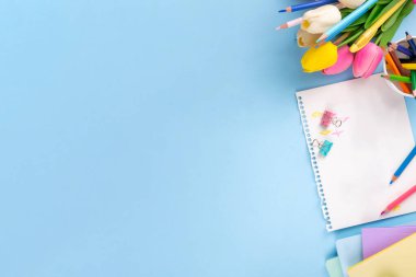 Okul gereçleri ve geleneksel hediyelerle Öğretmenler Haftası arka planı, kalemli, kalemli, defterli, not defterli, okul otobüsü oyuncağı, çocuktan öğretmene tebrik kartı.