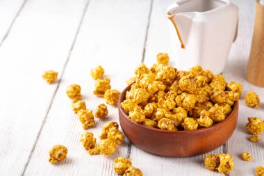 Gevrek ev yapımı karamelli patlamış mısır gevşemek, film izlemek, parti yapmak için tatlı ve lezzetli bir atıştırmalık.