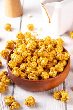 Gevrek ev yapımı karamelli patlamış mısır gevşemek, film izlemek, parti yapmak için tatlı ve lezzetli bir atıştırmalık.