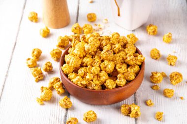 Gevrek ev yapımı karamelli patlamış mısır gevşemek, film izlemek, parti yapmak için tatlı ve lezzetli bir atıştırmalık.