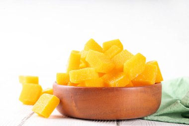 Kurutulmuş mango küpleri, organik mango meyveli marmelatlı jöle şekersiz, diyet için sağlıklı tatlılar ve sağlıklı yiyecekler.