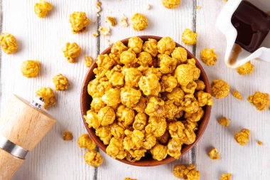 Gevrek ev yapımı karamelli patlamış mısır gevşemek, film izlemek, parti yapmak için tatlı ve lezzetli bir atıştırmalık.