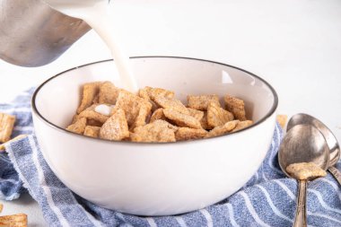 Porsiyonlu kasede sütlü tarçınlı tost karışımı. Tatlı Moda Çıtır Tarçınlı Kahvaltı Gevreği