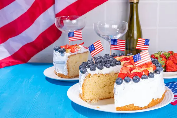  Bayrak ve böğürtlenli 4 Temmuz pastası. Ev yapımı vatansever Amerikan bayrağı çizgili vanilyalı kremalı kek, Bayram Partisi yaz tatlısı. 