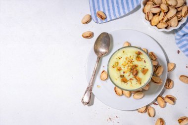 Vegan alternatifi, sütsüz şam fıstıklı krema şam fıstıklı puding ya da yoğurt ezilmiş fıstık, fotokopi alanı.