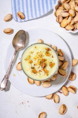 Vegan alternatifi, sütsüz şam fıstıklı krema şam fıstıklı puding ya da yoğurt ezilmiş fıstık, fotokopi alanı.
