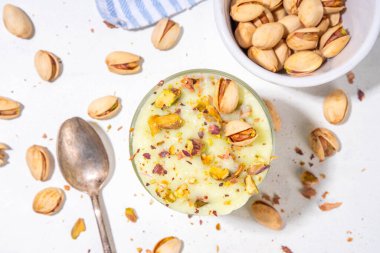 Vegan alternatifi, sütsüz şam fıstıklı krema şam fıstıklı puding ya da yoğurt ezilmiş fıstık, fotokopi alanı.