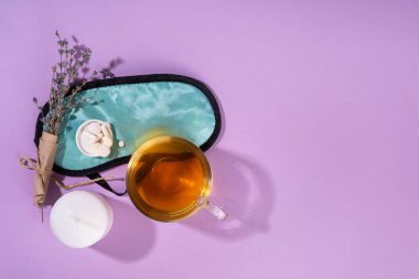 Uyku düzeyi, uyku kalitesi iyileştirme konsepti, uyku maskesi, rahatlatıcı bitki çayı, lavanta, uyku bozukluğu tedavisi için alternatif ilaç hapları.