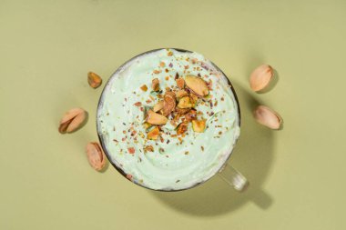 Vejetaryen fıstıklı sütlü kahve. Fıstık ezmeli kremalı buzlu ve sıcak kahve içecekler.