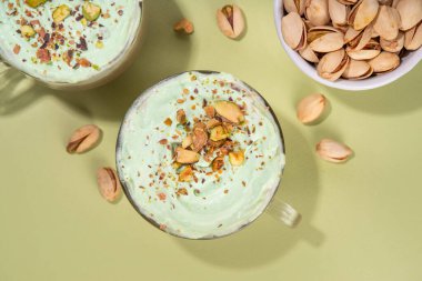 Vejetaryen fıstıklı sütlü kahve. Fıstık ezmeli kremalı buzlu ve sıcak kahve içecekler.