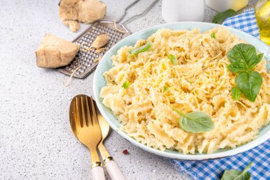 Beyaz soslu Mafaldine makarnası, İtalyan beşameli, beyaz arka planda kremalı peynir soslu makarna, malzemeler ve baharatlar, kopyalama alanı.