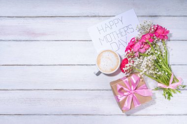 Anneler günü tebrik kartı, davetiye arkaplanı, güzel ranunculus çiçeği buketi, sevimli el işi kağıt hediye paketi ve not: Mutlu anneler günleri, beyaz arkaplanda kopyalama alanı