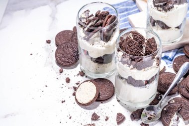 Krema ve kurabiye katmanlı tatlı. Ev yapımı oreo bisküvisi, vanilyalı çikolatalı kurabiye katmanlı peynirli kek, geleneksel Amerikan kahvaltısı tatlısının bir çeşidi.