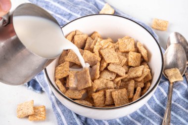 Porsiyonlu kasede sütlü tarçınlı tost karışımı. Tatlı Moda Çıtır Tarçınlı Kahvaltı Gevreği 