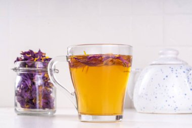 Mavi loto, Nymphaea caerulea sıcak çay. Moda doğal içecek. Stres önleyici, rahatlatıcı ve rahatlatıcı organik içecek, sağlıklı uyku içeceği.